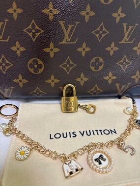 Louis Vuitton🤎#317 lock& key set 🔐 W/ New 🌼 fashion unbranded Bag charm